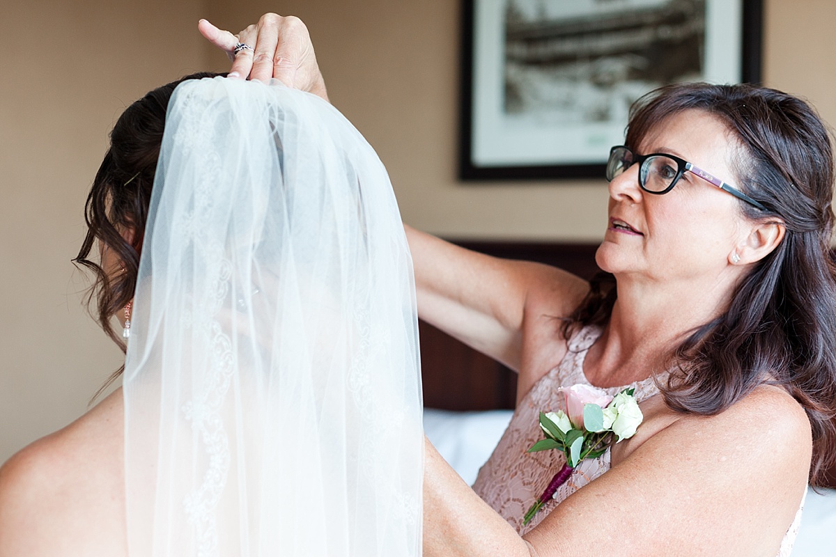 getting ready sheraton hotel duluth mn photography by comfort and cashmere images