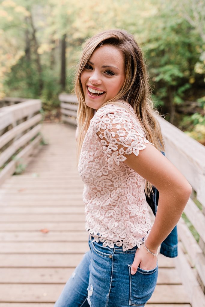 duluth senior portraits in bagley nature park featuring jeans and a blush colored blouse