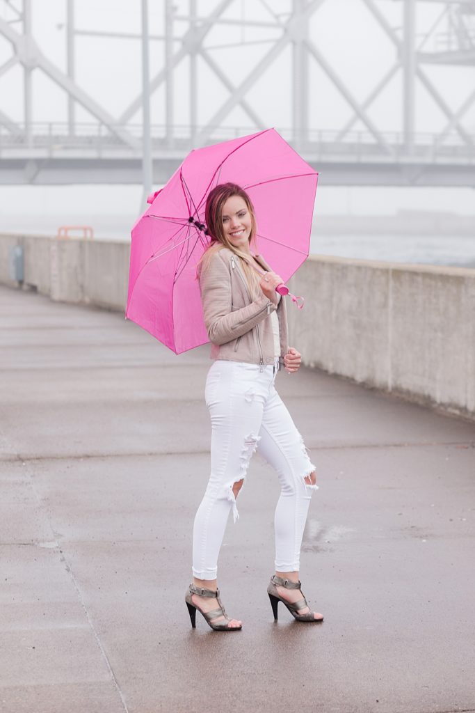 duluth senior portraits girl is wearing white jeans and has a pink umbrella